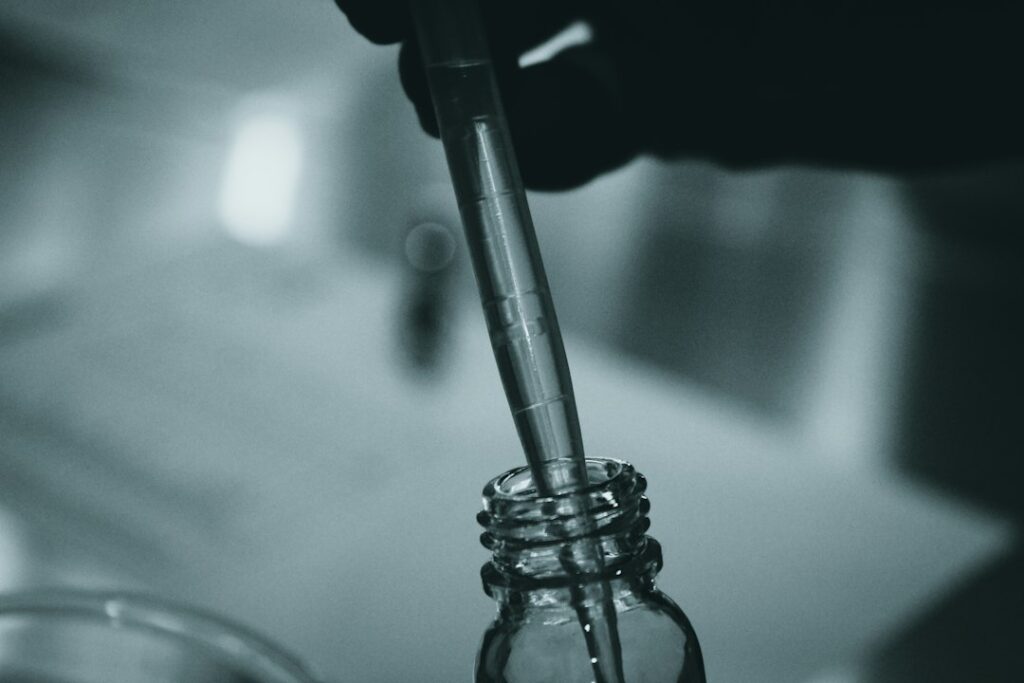 Measuring fragrance ingredients with a dropper